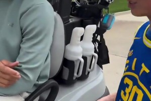 庫里帶著阿耶莎停下高爾夫球車 為勇士小球迷簽名后再離開