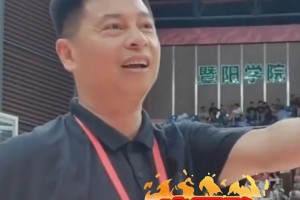 當(dāng)賽場上兩支球隊(duì)的教練精神狀態(tài)完全不同時(shí)…...