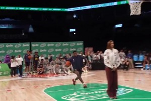 這就是摸籃板上沿的彈跳？26年?duì)钤鬅岬习嗨_飛越里斯炸扣??