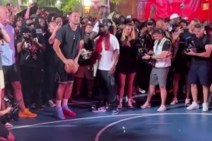 手癢！活動(dòng)現(xiàn)場(chǎng)東契奇表示要投一下球