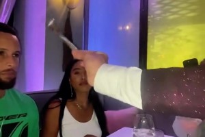 ??這魔術(shù)什么門道？讓庫里十分驚訝！阿耶莎都看呆了~