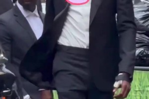 西裝也無(wú)法掩蓋杜蘭特出眾的氣質(zhì)??