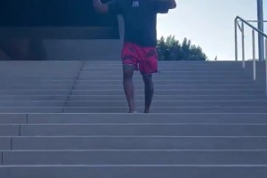 涉非法經營賭場被捕！交5萬刀保釋金，阿里納斯出警察局很得意啊