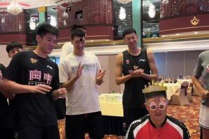 杜峰生日唱生日歌時(shí)徐昕疑似想提前離場(chǎng)被隊(duì)友勸回