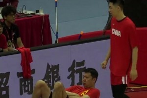 開始熱身？王治郅喊朱俊龍拿來泡沫軸自己拉伸