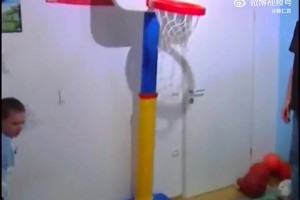 東契奇小時候在家中打球錄像！那時候的詹姆斯已經在打NBA了~