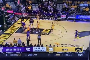 這記扣籃確實(shí)非常炸裂，但是有沒進(jìn)攻犯規(guī)的嫌疑？??