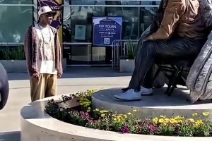 一切盡在不言中！歐文此前面對(duì)科比和GiGi的雕像陷入沉思……