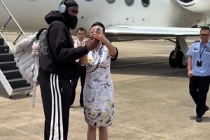 登哥落地廣州白云機(jī)場(chǎng)，還和美麗空姐一起自拍合影??