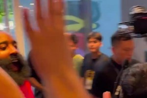 開啟中國行！哈登抵達(dá)廣州 這人氣沒的說