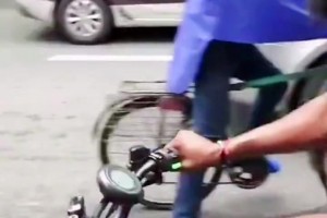 太有活了！21年哈登中國行，騎著電動車到處亂竄