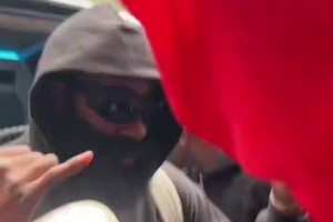 胡子球手駕臨！哈登抵達中國，到酒店的時候被圍得水泄不通