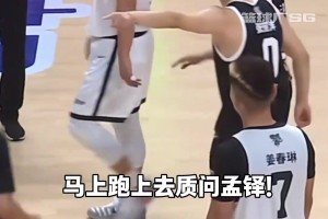 孟鐸隊(duì)友垃圾時(shí)間搶斷未果 對(duì)方投三分后孟鐸拿球砸投籃人