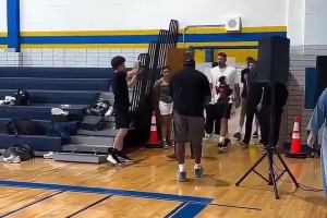 球迷的最愛！東契奇看望小球迷們被團(tuán)團(tuán)圍住！真是瘦多了啊~