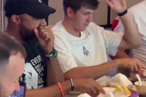 抵達廈門！里夫斯與廈門球迷共進午宴，看著還有點羞澀