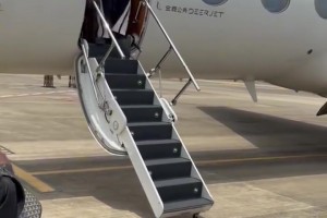 大棉襖+棉拖！哈登抵達中國，下飛機這穿搭松弛感滿滿！