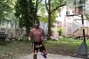 詹姆斯養(yǎng)活了多少人？這位老哥靠著模仿詹姆斯已經(jīng)開上跑車了