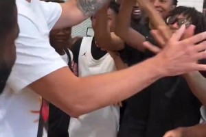 東契奇現(xiàn)身芝加哥 這個(gè)視角下瘦的沒網(wǎng)傳的那么明顯