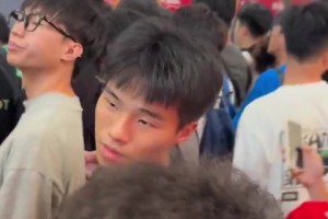 致敬威少？哈登抵達中國，一身唐裝出鏡，身前的保安太熟悉了！