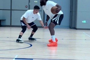 登哥在廣州訓練，這身板子太厚了，一個對抗誰受得了