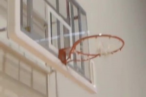 基本操作！名場面：東契奇隨意把球往天上一甩，球掉進(jìn)籃筐！