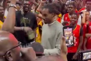 無所適從！小卡微笑掩蓋尷尬的表情太有意思了！