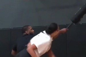 坎貝奇這身板，放在籃球界是獨一份