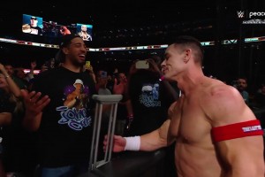 在WWE也能助攻??約翰-塞納順走哈利拐杖，痛擊對手拐都打彎