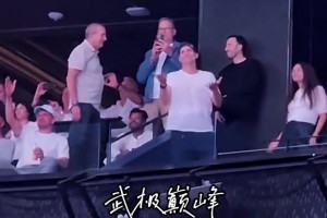盧卡這地位穩(wěn)了～佩總帶著湖人球員陪著東契奇觀看后街男孩演唱會