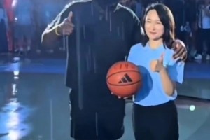 認(rèn)真對(duì)待！哈登雨中帶著斗笠擦拭籃球認(rèn)真簽名并和女粉絲合影