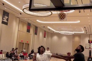 籃球巨人愛德戈克 站著隔扣奧尼爾，大鯊魚秒變小魚干??