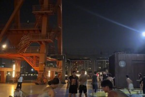 后邊小伙：沒有對美色的誘惑，全是雙背運的贊嘆