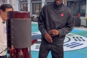 打木人樁！巴特勒中國(guó)行 成龍大哥親自傳授其功夫~