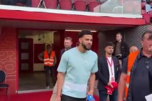 榮歸故里！米切爾受到標(biāo)準(zhǔn)列日全場(chǎng)球迷的熱情歡迎！