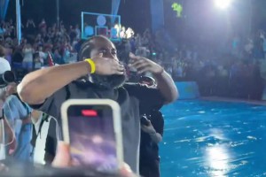 因?yàn)榱苓^(guò)雨，所以知道球迷一路陪伴的來(lái)之不易 ...