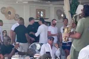 “這薩克斯吹的把喬老板聽開心了～”