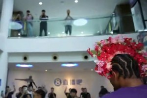 廣州下起大雨擋不住球迷的熱情！哈登冒著雨為球迷簽名！