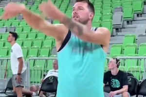 全國田徑錦標(biāo)賽男子十項(xiàng)全能決賽比完 運(yùn)動(dòng)員的八塊腹肌點(diǎn)燃全場(chǎng)