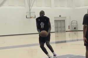 很絲滑！布朗尼與球隊(duì)新秀馬魯阿奇一起訓(xùn)練擋拆跳投配合