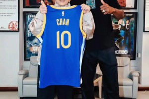 勇士今夏最強引援？巴特勒贈予71歲成龍勇士10號球衣????