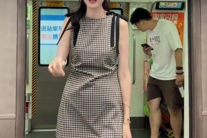 這大長腿！許諾：沉浸式體驗(yàn)兩米女生坐地鐵的苦惱~