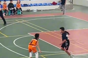 小孩子防守的每個動作都判斷對了，還是沒能阻止對手得分