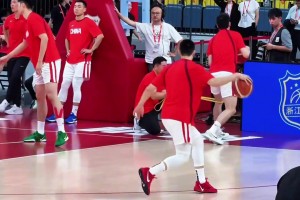 師承哈登？胡明軒賽前熱身竟然用出了后撤三步投籃??????