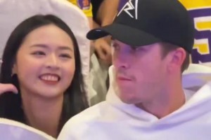 美女球迷突然貼近找合影角度??把小里都整害羞了??