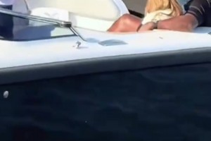 籃球之神邁克爾·喬丹乘坐小艇出海游玩