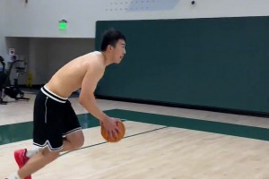 這跑跳能力真可以！王俊杰輕松秀出胯下?lián)Q手暴力扣籃??