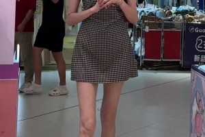 大長(zhǎng)腿！許諾：2米女生沉浸式逛商場(chǎng) 高處放心交給我就好了~