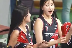 韓國(guó)啦啦隊(duì)小姐姐在場(chǎng)邊被球員坐腿，其中一小姐姐驚訝張大嘴巴??