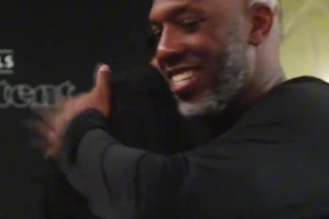 ??我們的外線大鎖卡馬拉領(lǐng)取自己的最佳防守二陣獎杯??