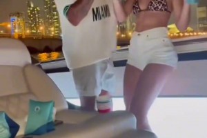 活得滋潤！拉塞爾帶老婆乘游艇夜游：享受當下